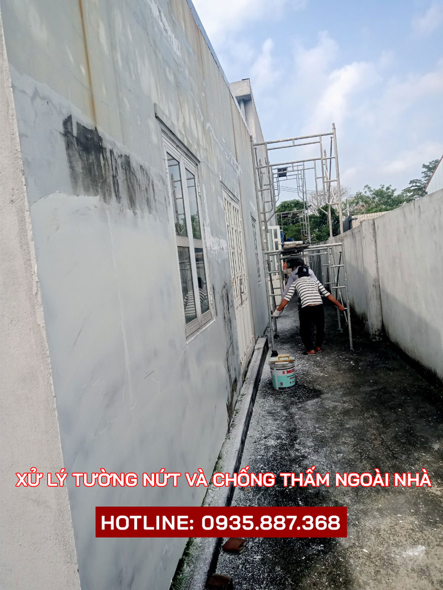 Sử dụng dụng cụ phù hợp cạo sạch lớp sơn đã bị bong tróc, lau và vệ sinh những vết ẩm, rêu mốc xanh.
