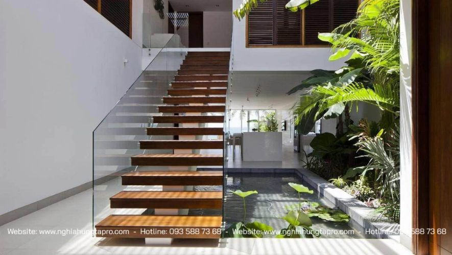 Mẫu cầu thang gỗ kết hợp giếng trời tạo cảm giác hòa hợp với thiên nhiên