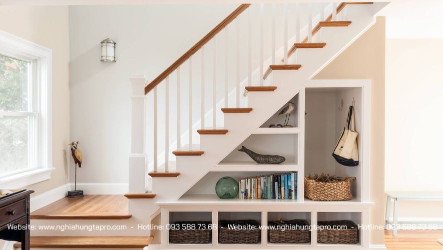 Tận dụng gầm cầu thang thành giá đựng sách sáng tạo tiện lợi