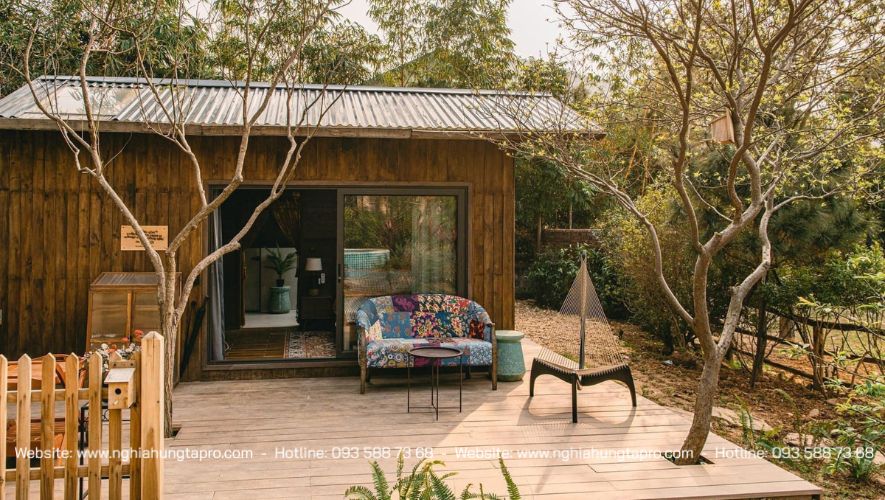 Mẫu nhà cấp 4 đẹp 5×20 mái tôn kết hợp với tường gỗ là một sự kết hợp cực kì độc đáo