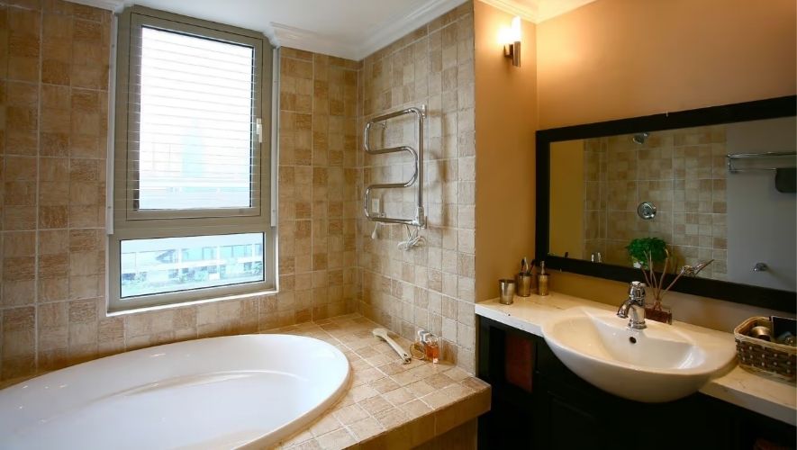 Thiết kế phòng tắm có cửa sổ thông gió lớn