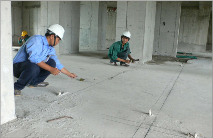 Phải dọn dẹp mặt sàn sạch sẽ trước khi bước vào công tác xây