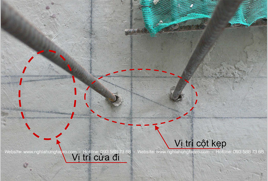 Một dường chéo thể hiện vị trí trụ bê tông(cột kẹp) sẽ đổ.  Hai đường chéo thể hiện vị trí cửa đi, lỗ trống trên tường.