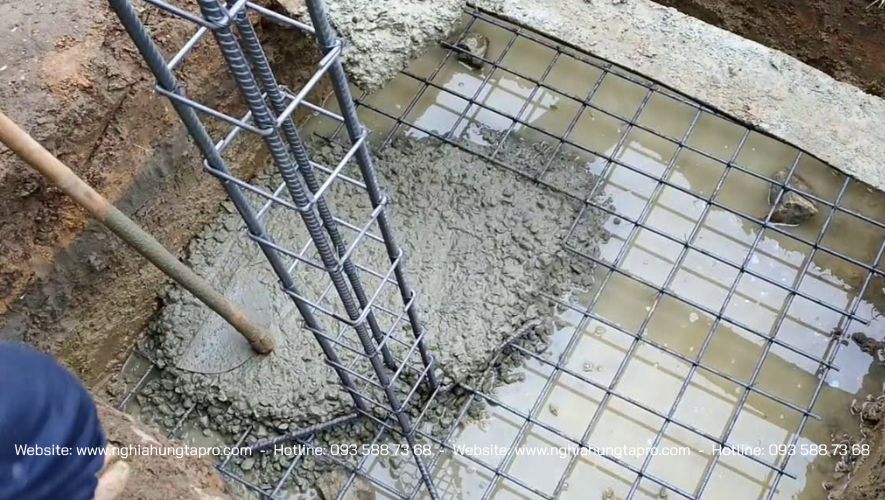 Đổ bê tông lên móng là bước cuối hoàn thành móng đơn