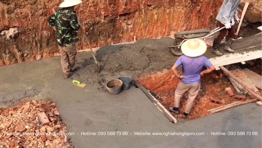 Thợ thi công tiến hành đổ bê tông lót móng