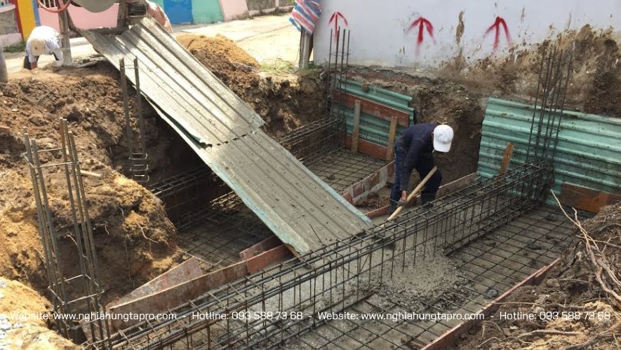 Bước cuối cùng để hoàn thành móng băng chính là đổ bê tông móng